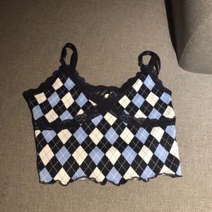 Divided top - ‼️katt finns i hemmet‼️ säljer denna fina top som är förstor för mig, den är ganska så ny och har använt den 1 gång! ☺️