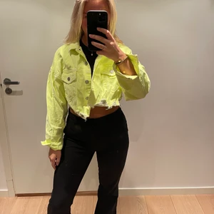 Jacka  - Croppad jeansjacka från zara i neongul/grön. Knappt använd 