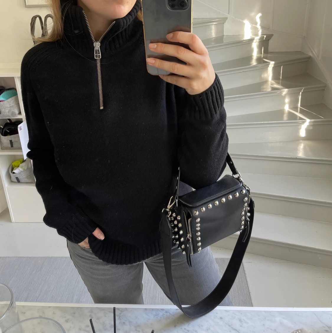 Zara väska med nitar