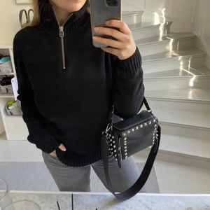 Zara väska med nitar - Säljer min zara väska med nitar💕 Jag bytte det långa bandet till detta lite kortare svarta när jag köpte väskan då jag tyckte det var mycket snyggare. (Det svarta bandet tillkommer i köper) ☺️ Om meetup inte går så tillkommer frakt. Bandet är från Steve maden så bra kvalitet. VANLIGA BANDET KOMMER OXÅ MED