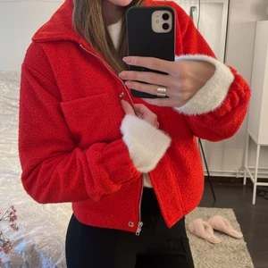 Jacka - Superfin röd jacka från Nelly. Aldrig använd, nyskick! 💕