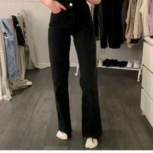 Zara jeans  - Säljer mina favoritbyxor från zara som tyvärr blivit för korta för min smak. Jag har inte hunnit använda de så mycket så i väldigt fint skick. Jag är 174 & de är i en bra längd men jag vill ha dom längre. Men man klippa dem om man vill eftersom dem är i en raw cut modell! I övrigt är de väldigt true to size!Kan skickas mot fraktkostnad! Vid fler intressen så blir det budgivning, startbudet börjar på 200kr🖤