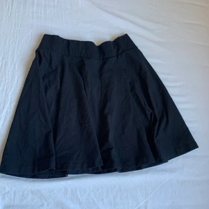 Svart stilren kjol - Snygg svart kjol passande till hösten☺️