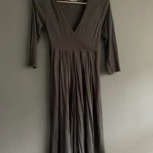 Enkel svart klänning med v ringning - En enkel svart klänning i flowigt teikåmaterial. V ringning och tre kvartsärm. Från Gossip och passar en s. Mycket fint skick. Köpare står för frakt.