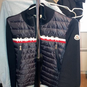 Moncler zip - Moncler zip storlek 164. Använd 2 gånger. Säljer för 3500kr