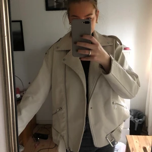 Vit skinnjacka - Skitsnygg vit skinnjacka, som ny! Snyggt att slänga över i princip vad som!