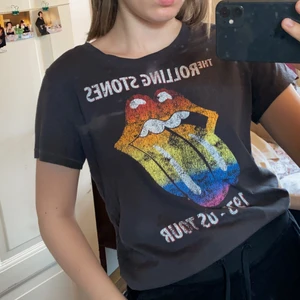 T-shirt med tryck i storlek S - T-shirt (från HM) med ”The Rolling Stones” tryck!🌈 Den är i fint skick och rak i passformen.