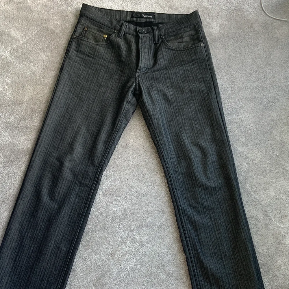 Fett coola jeans som tyvärr har blivit för små för mig, jag är ungefär 177 och de är lite korta för mig:) buda privat, startpris 150kr. Jeans & Byxor.