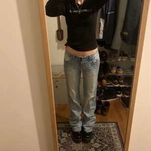 Jeans  - Lågmidjade raka/ utsvängda ljusblå jeans. Fina detaljer på fickorna och knapparna. Märket är Mbj och är i mycket fint skick. Jag brukar ha S och är 168cm💞