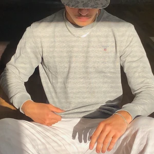 Gant tröja - ‼️Rensar garderoben på knappt använda kläder‼️ Denna tröja är använd ett par gånger men inget slitage finns. Storlek 170 (jag är 174). Kvitto finns ej. Prutbart pris. (Rök & djurfritt hem)