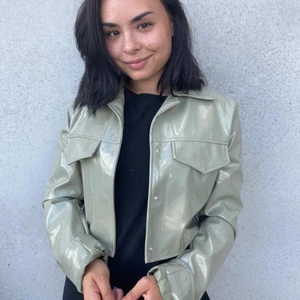 Lackjacka  - Skitsnygg jacka från Gina, använd endast 3-4 gånger🍃 