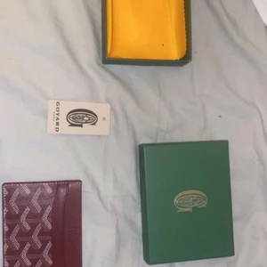Goyard Korthållare - En fin goyard korthållare i färgen röd. Den är inte använd alls och är i perfekt skick. Om många är intresserade kan jag aktivera budgivning annars kan ni skriva era bud privat😁