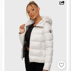 Colmar jacka  - Säljer min superfina colmar jacka har använt ca 3 ggr förra vintern köptes för 6000(5 999) säljer för 4800 (den är dock inte grå inuti den är vit med lite rosa inuti skriv till mig för fler bilder ) 💗 (KOLLA IN MINA ANDRA ANNONSER‼️) Kan även byta mot ett par juicy byxor i strl xs eller s+ typ 2500kr