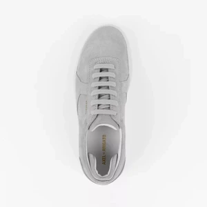 Axel Arigato skor!  - Säljer dessa gråa mocka skor från Axel Arigato! Dom är endast använda två gånger, så nästan som nya. Super fina och funkar bra till både fest och vardags! 