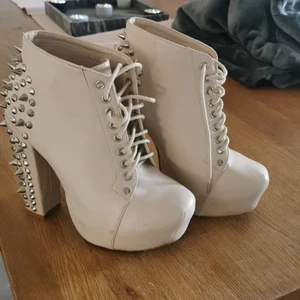 Nit skor st39 - Säljer mina gameldags rosa nit klackar då jag bara har använt dem 1gång. Cirka 15cm klack, 