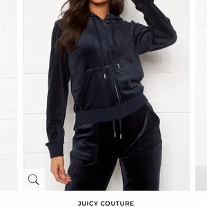 JUICY COUTURE - Nu så säljer jag mina juicy set (både tröja och byxor) i jätte bra skick det är bara att fråga om bilder så skickar jag:) buda på.