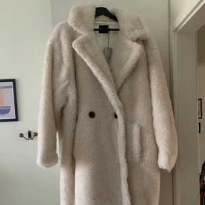 KAPPA BOOHOO - En supermysig kappa från Boohoo i storlek 42/44. Ny med prislapp kvar. 