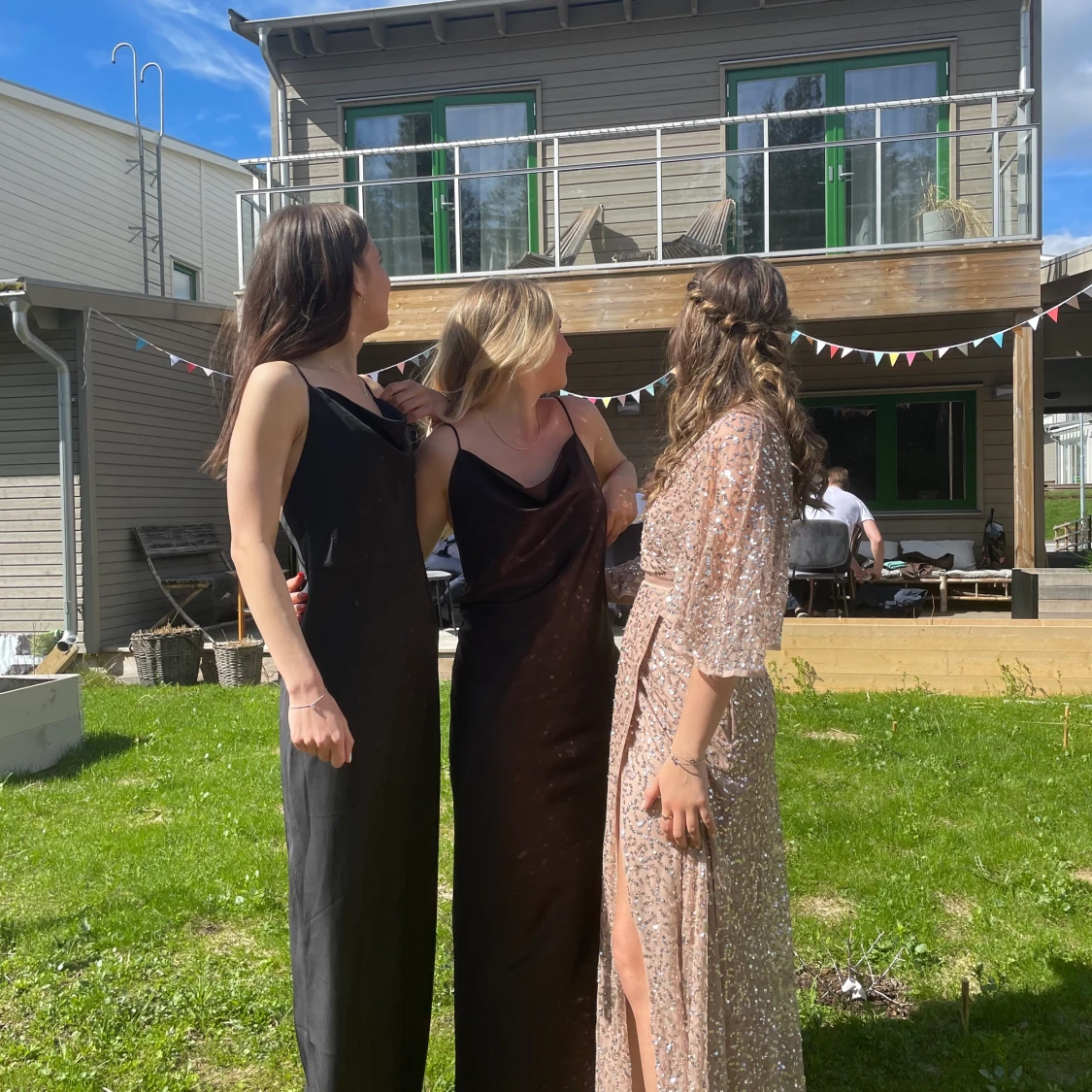 Glittrig balklänning