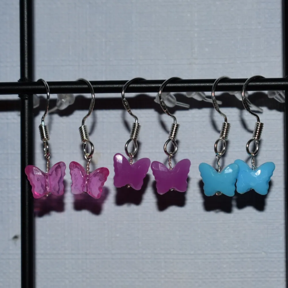 Handgjorda örhängen med små söta fjärilar. De finns i rosa, lila och blå. De görs vid beställning och är därmed helt oanvända. Krokarna är gjord av äkta silver. Kolla gärna in min profil för fler handgjorda örhängen :)) . Accessoarer.