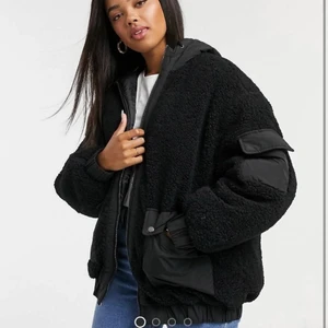Teddy bomber jacka  - Säljer nu min extremt mysiga teddy bomber från ASOS då den inte kommer till så mycket användning längre. Extremt varm & skön, passar perfekt nu till vintern! Ganska oversize så kan passa allt från 34-38 beroende på önskas passform. Sparsamt använd och i väldigt bra skick, fler bilder kan fås vid behov ☺️