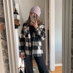 Höstjacka - Säljer denna picknick jacka i strl xs från hm!! Lite nopprig på vissa ställen men inget som syns tydligt. Väldigt fin nu till hösten men säljer då de inte är min stil längre 🥰