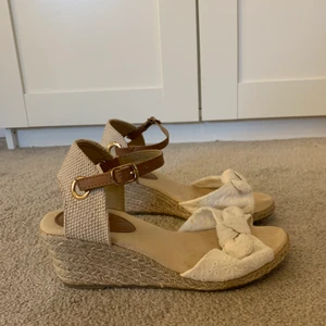 Supersöta skor med kilklack  - Supersöta skor med kilklack storlek ”4”  ( 37 ) använda 2 gånger, jättebra skick.        På sista bilden ser man hur de kan stylas ☺️ köparen står för frakten (66kr)