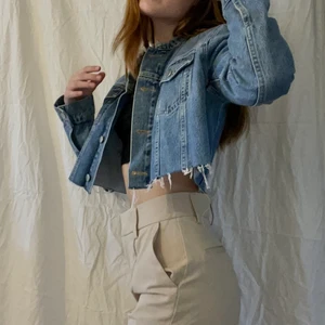 Cropped jeansjacka från Na-kd - Så gott som aldrig använd. Jättefin croppad jeansjacka i storlek 34. Mega fin till sommaren. Säljer då den inte kommer till användning av mig. 