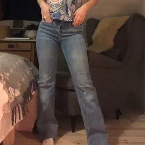 Jeans bootcut - Coola jeans från MQ. Bra skick. Lite sömniga längst ner i kanterna på byxorna. Använder inte dem så mycket längre så därför säljer jag dem. Sitter väldigt bra. Dem är även uppsydda och jag är 155 cm.💕💕hör av dig vid frågor. FINNS KVAR!!