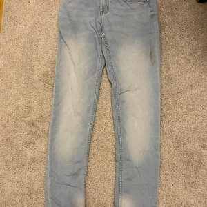 Jeans 👖  - 2 par Jeans mörka och ljusa, nytt skick från lindex! För båda 50kr för 1 par 25kr. Köparen betalar frakten!🥰