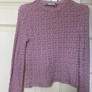 Lila tröja - SÅ FIN lila tröja💜💜 köpt på zara och är aldrig använd (endast testad)  lite vid i armarna (se bild 2) 💜