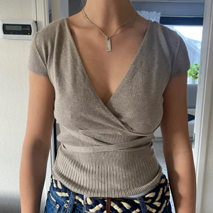 Gullig topp  - En så fin topp från st tropez! Storlek M men passar xs-s som jag är pga band som man knyter fram eller bak