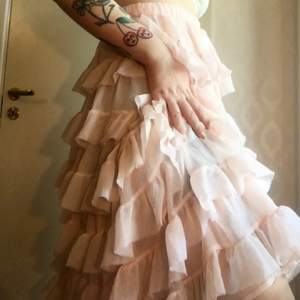 Säljer nu den här söta kjolen pga att den inte passar mig 💕 82 cm lång, storlek 38 🥰                     Den andra bilden är från @franzu95 på Instagram 💖