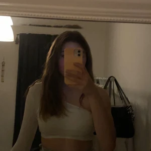 Fin vit topp - Säljer nu denna vita topp älskar den men den kommer tyvärr inte till användning längre:)