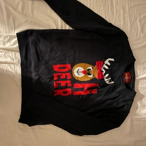 Jultröja - En Jultröja med blinkande lampor köpt på Ullared. Storleken är M (för liten för mig, 179 cm 65 kg). Tröjan är dam modell men passar herr med.