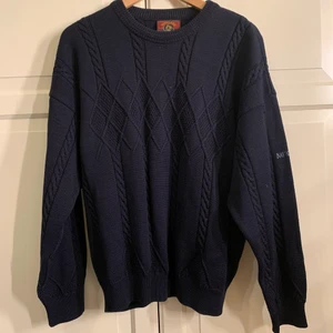 Stickad tröja  - Stickad tröja som är marinblå, den har vart en av mina favoriter länge!! Så skönt material, den är ganska tjock. Storlek m 100kr + frakt🌸🌸