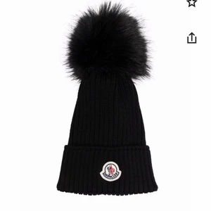 Moncler mössa  - Köpt i januari det här året i nk,, använd några gånger jätte bra skick