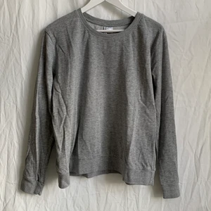 Grå sweatshirt! - Grå sweatshirt från H&M. Sitter något oversized på mig som brukar ha S. Använd men fortfarande i bra skick!