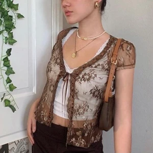 Spetstopp  - Spets topp eller ”kofta” som är brun. Köpte den för ett år sen på internet men har aldrig kommit till användning tyvärr! Så himla gullig! Storlek s 60kr + frakt🌸🌸