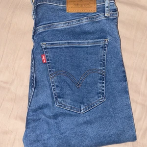 Levis jeans - Levis jeans mid 28, längd står ej men jag är 164 cm och dem är lite för långa för mig🥰 mile high super skinny.