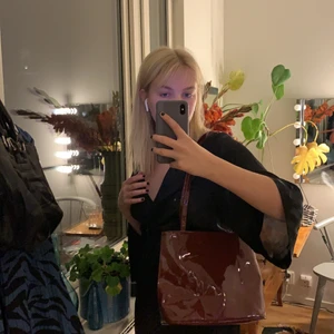 Superfin mörkröd axelväska  - Köpt second hand i malmö! Superfin men har inte kommit till användning :( bra skick 