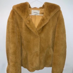 Fluffig jacka - Snygg och skön jacka i storlek S, köparen står för eventuell frakt☺️