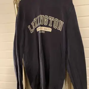 Lexington hoodie storlek S köpt för 1400, den är i gott skick och inga fel kan hittas på den.