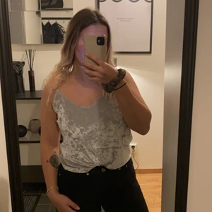 Grå topp sammet stl S - Grå top i sammet från H&M. Stolek S, knappt använd.