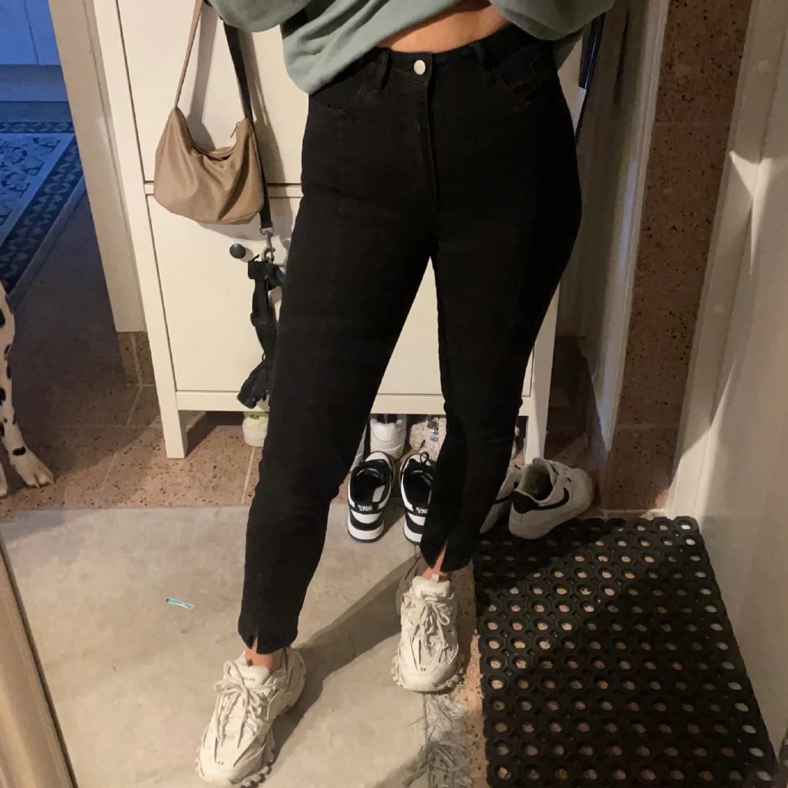 Svarta jeans med slits