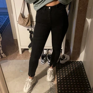 Svarta jeans med slits  - Strl S 