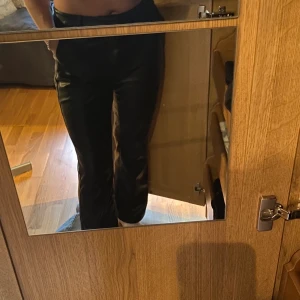 SKINNBYXOR UTSVÄNGDA  - Älskar dessa skinnbyxor men storleken fungerar inte på mig längre därför behöver jag sälja dom. Bra kvalitet! 