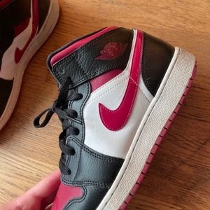 Jordan 1 Bred Toes - Dom är alldeles för små för mig och kommer inte till användning! Dom är helt äkta och du får med dig en låda, dock så är det inte rätt låda eftersom jag ej kan hitta lådan. Ena skon är lite creasad och jag rengör dom såklart innan du får dom! Om du vill ha fler bilder är det bara att fråga❤️
