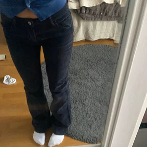 Brandy mellville jeans - Säljer mina jättesnygga brandy Manchester jeans som jag köpte i våras, dom är lågmidjade och utsvängda jättebra kvalitet då de endast är använda ett fåtal gånger! Kan både mötas upp i Stockholm och frakta💕 pris kan diskuteras! Jag är ca 164-165
