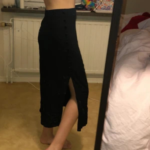 Svart kjol - Hej, De gav mig denna vackra kjol men tyvärr är den för stor för mig, jag använder den aldrig eftersom den är lite lös, på etiketten står det att den kostade 199 kr Jag säljer den för mer än hälften, i perfekt skick, om du vill ha fler bilder skriv till mig !!