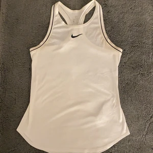 Nike tränings linne  - Vit tränings linne från Nike. Bra skick. Storlek XS. Köparen står för frakten. 